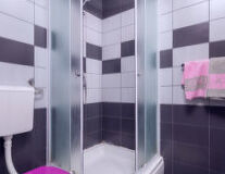 indoor, sink, plumbing fixture, wall, bathroom, shower, bathtub, mirror, tap, bathroom accessory